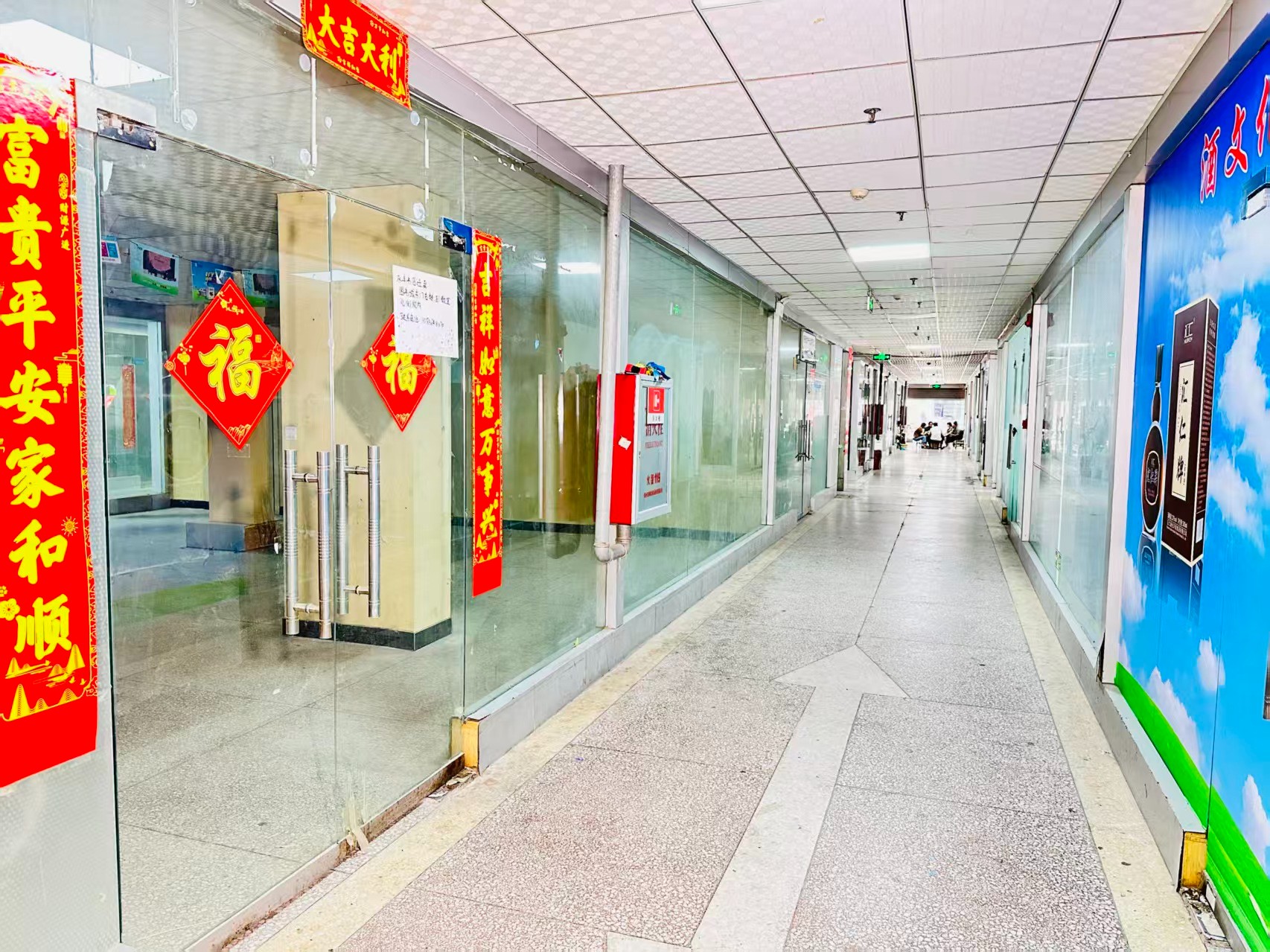 洛阳国家大学科技园园区位于洛阳市老城区春都路商贸核心区域，周边商业氛围成熟，交通便利，配套完善。依托传统副食品商贸资源，园区具备良好的经营基础和人气优势，是企业办公、商品展示、批发零售及创业发展的理想选择。